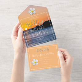 白いプルメリアの花と黄金の日結婚の入り オールインワン招待状