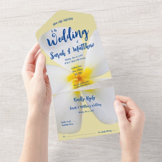 白いプルメリアオン黄色、トロピカル、フローラ オールインワン招待状 (貼ってはがせる)