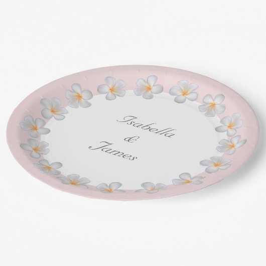 白いプルメリア花オンライトピンク&ホワイトパーティー ペーパープレート (アングル)
