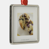 白いプレートで開いたブルーベリーのマフィンの割れ目 メタルオーナメント (右)