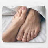 白いベッドに男と女の足 マウスパッド (正面)
