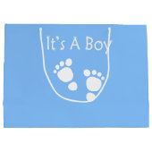 白いベビーの足-それは男の子のベビーシャワーのギフトバッグです ラージペーパーバッグ (裏面)