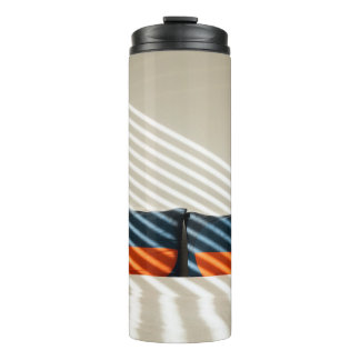 白いベ赤と白ッドの黒い格子縞の織物 タンブラー