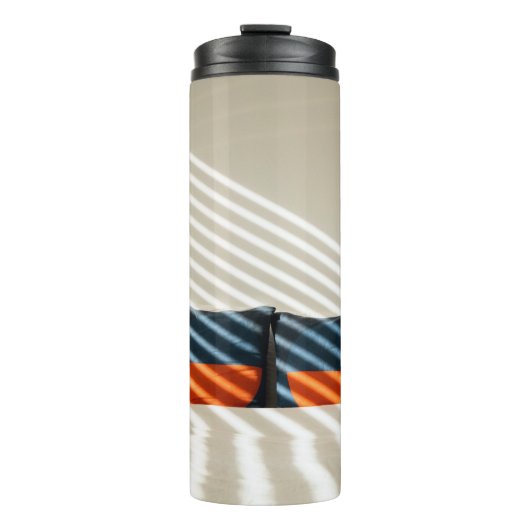 白いベ赤と白ッドの黒い格子縞の織物 タンブラー (正面)