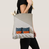 白いベ赤と白ッドの黒い格子縞の織物 トートバッグ (クローズアップ)