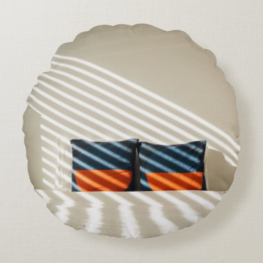 白いベ赤と白ッドの黒い格子縞の織物 ラウンドクッション (正面)