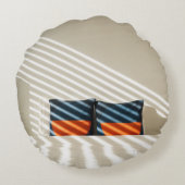 白いベ赤と白ッドの黒い格子縞の織物 ラウンドクッション (裏面)