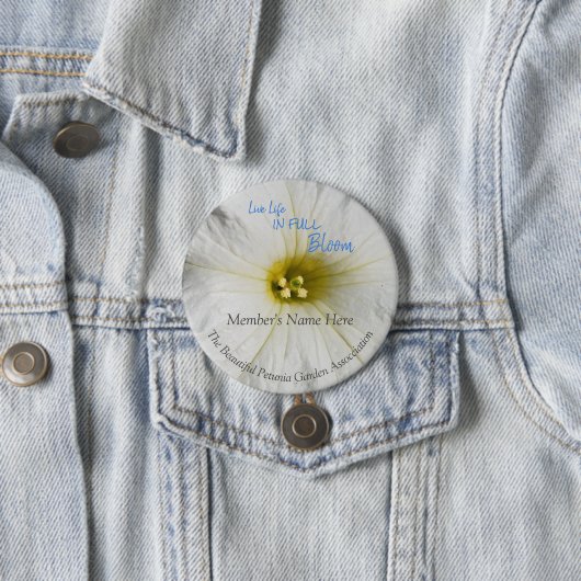 白いペチュニアの花のクローズアップの写真の名札 缶バッジ (インサイチュ)