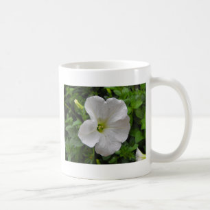 白いペチュニアの花 コーヒーマグカップ