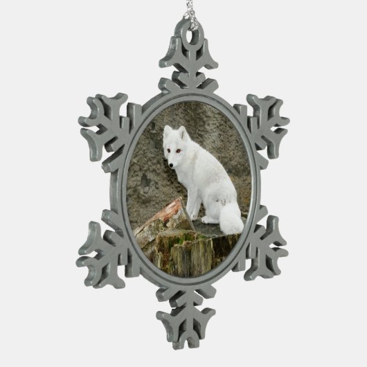 白いホッキョクギツネのクリスマスのオーナメント スノーフレークピューターオーナメント (左)