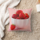 白いボウルに入った新鮮な赤いイチゴのピンクの夏 クッション (ブランケット)