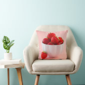 白いボウルに入った新鮮な赤いイチゴのピンクの夏 クッション (椅子)