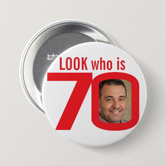 白いボタンに70枚の写真を赤で表示 缶バッジ (正面&裏面)