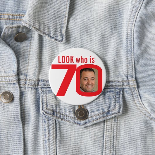 白いボタンに70枚の写真を赤で表示 缶バッジ (インサイチュ)