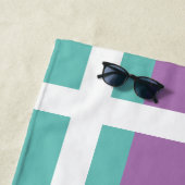 白いボーダーとティール(緑がかった色)のあなたのモノグラム及び紫色、 ビーチタオル (インサイチュ)