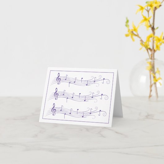 白いメッセージカードの紫色のスクロールされた音楽スタッフ カード (黄色い花)