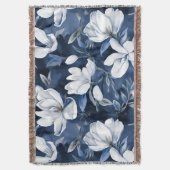 白いモクノキの花、青い背景 スローブランケット (正面縦)