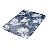 白いモクノキの花、青い背景 バスマット (アングル)