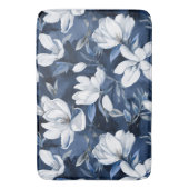 白いモクノキの花、青い背景 バスマット (正面縦)