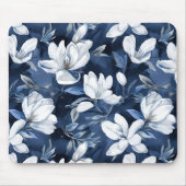 白いモクノキの花、青い背景 マウスパッド (正面)