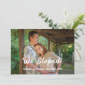 白いモダン文字We Eloped Photo Announce 招待状 (スタンド正面)