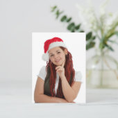 白いモダン背景の若いクリスマスの女の子。 シーズンポストカード (スタンド正面)