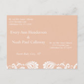 白いユニークダマスクとヴィンテージレッド日付を保存 案内ポストカード (裏面)