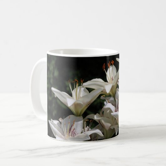 白いユリが付いているコーヒー・マグ コーヒーマグカップ (正面左)