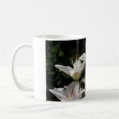 白いユリが付いているコーヒー・マグ コーヒーマグカップ (左)