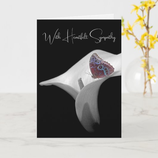 白いユリの上の蝶 カード (黄色い花)