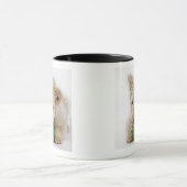 白いライオンの子(ヒョウ属のレオのkrugeri)の遊ぶこと マグカップ (中央)