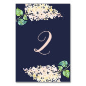 白いライラック。ネイビーの花のロマンチックなウェディング。青 テーブルナンバー (裏面)