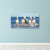 白いラクダ色の馬が波を駆け抜ける キャンバスプリント (インサイチュ (ウッドフロア))