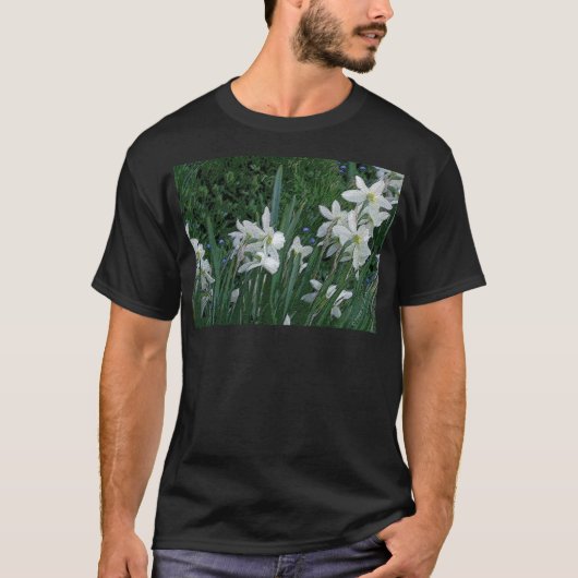 「白いラッパスイセン」の暗闇 Tシャツ (正面)