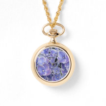 白いラップウォッチ付き縁どブルーアジサイのまわりにア