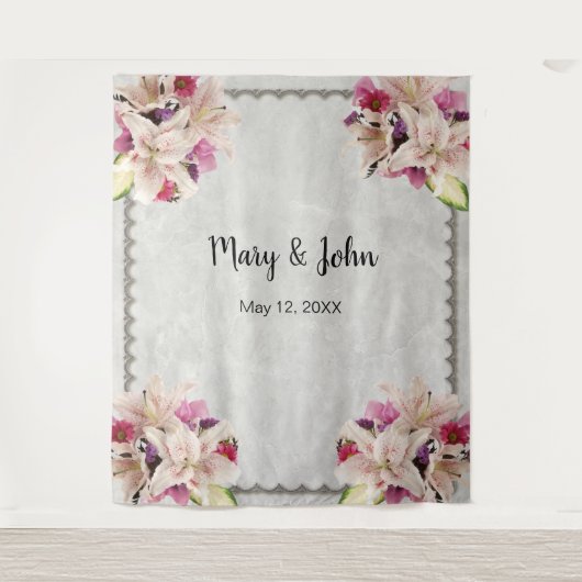 白いリリーの花をあしらった大理石のウェディングバックドロップ タペストリー (正面)