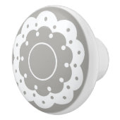 白いレースのよう切り出しが灰色の顔 セラミックノブ (右)