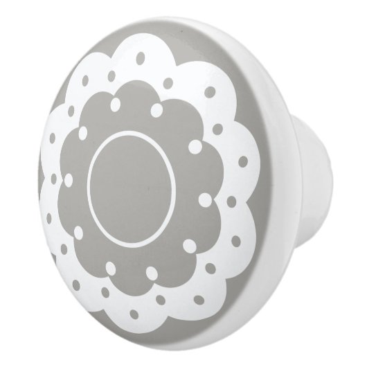 白いレースのよう切り出しが灰色の顔 セラミックノブ (右)