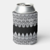 白いレースの型枠は黒に対し縁どて繊細である 缶クーラー (缶裏面)