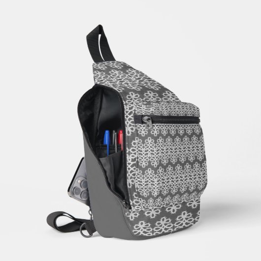 白いレースの行を持つ灰色 スリングバッグ (見開き)