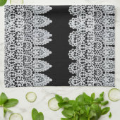 白いレースは黒に対して敏感なボーダーを形作ります キッチンタオル (折り畳み)