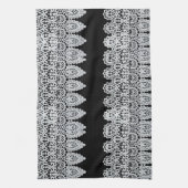 白いレースは黒に対して敏感なボーダーを形作ります キッチンタオル (縦)
