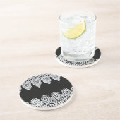 白いレースは黒に対して敏感なボーダーを形作ります コースター (側面)