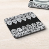 白いレースは黒に対して敏感なボーダーを形作ります コースター (左側)