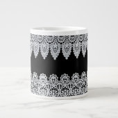 白いレースは黒に対して敏感なボーダーを形作ります ジャンボコーヒーマグカップ (正面)