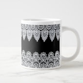 白いレースは黒に対して敏感なボーダーを形作ります ジャンボコーヒーマグカップ (右)
