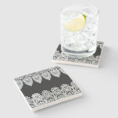 白いレースは黒に対して敏感なボーダーを形作ります ストーンコースター (横)