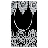 白いレースは黒に対して敏感なボーダーを形作ります スモールペーパーバッグ (正面)