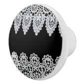 白いレースは黒に対して敏感なボーダーを形作ります セラミックノブ (右)