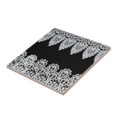 白いレースは黒に対して敏感なボーダーを形作ります タイル (側面)